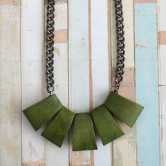 Metal chain and chunky wood necklace in green