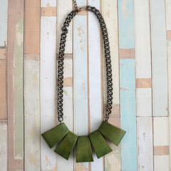 Metal chain and chunky wood necklace in green